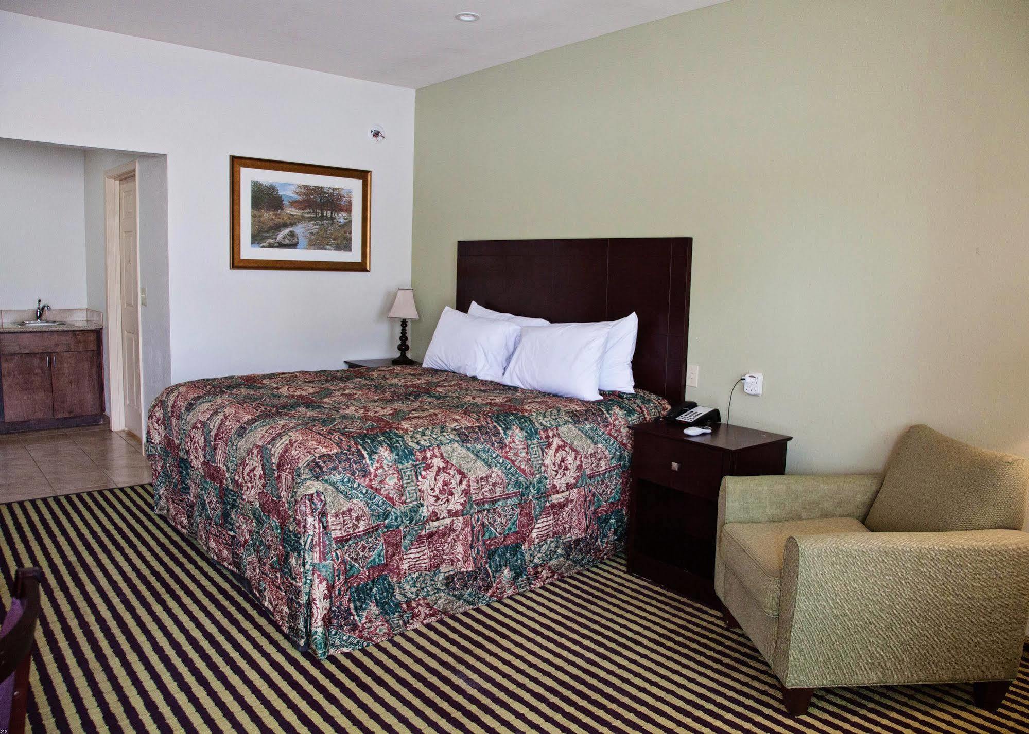Big Lake Inn And Suites Экстерьер фото
