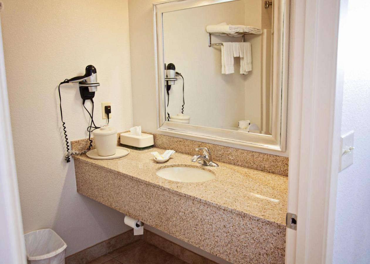 Big Lake Inn And Suites Экстерьер фото